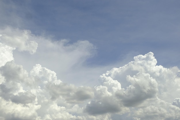 Een blauwe lucht met wolken en een vliegtuig in de lucht