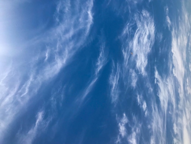 Een blauwe lucht met wolken en een witte wolk in de lucht
