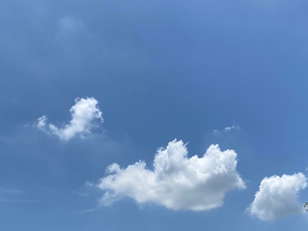 Een blauwe lucht met wolken en een witte wolk