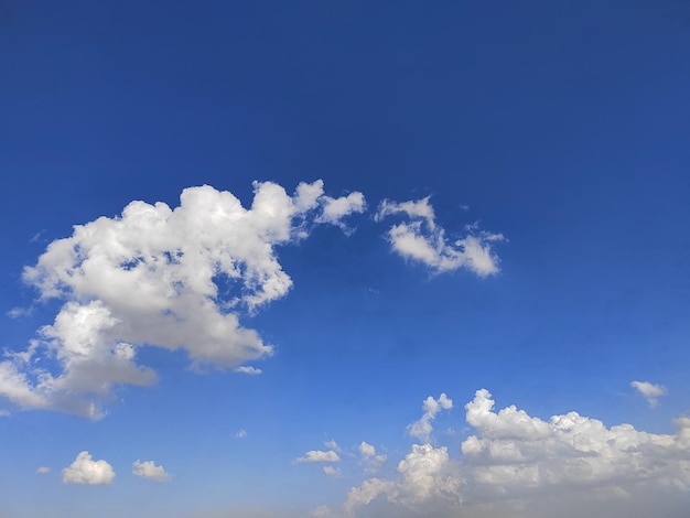 Een blauwe lucht met wolken erin