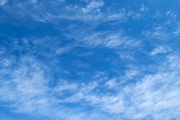 Een blauwe lucht met wolken