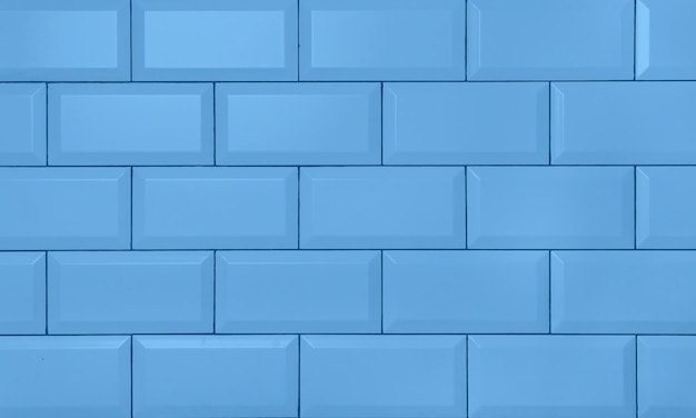 Een blauwe muur die is gemaakt van bakstenen.