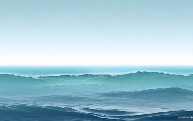 Een blauwe oceaan met een blauwe lucht en golven