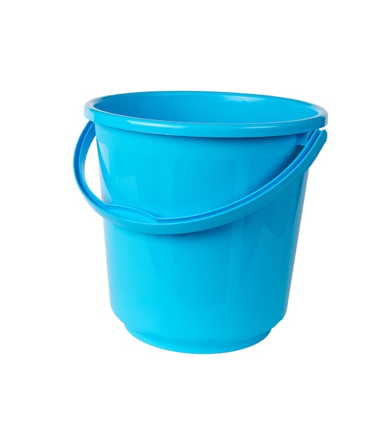 Een blauwe plastic emmer geïsoleerd op een witte achtergrond