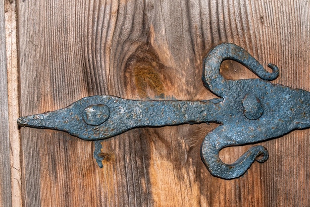 Een blauwe sleutel bevindt zich op een houten oppervlak