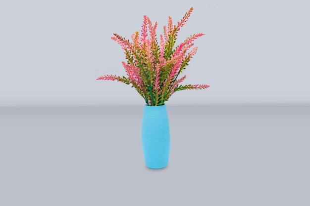 een blauwe vaas met roze bloemen erin en een blauwe vase met roze Bloemen daarin