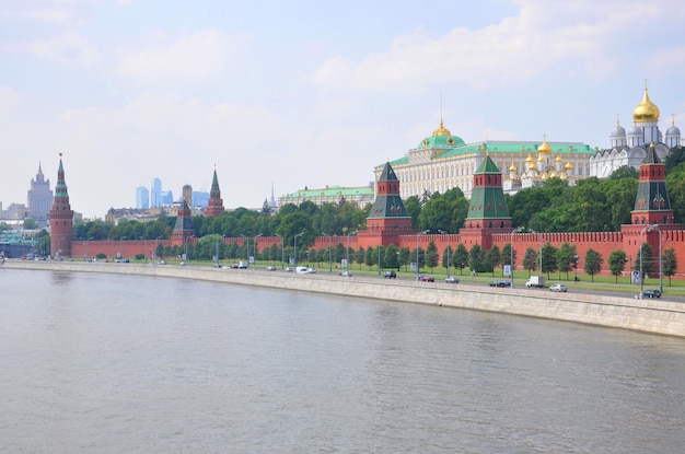 Een blik op het Kremlin vanaf de Moskou-rivier Moskou, Rusland