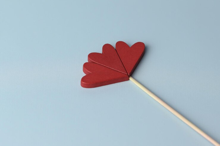 Een bloem gemaakt van rode houten harten een romantische bloem Bovenaanzicht van harten