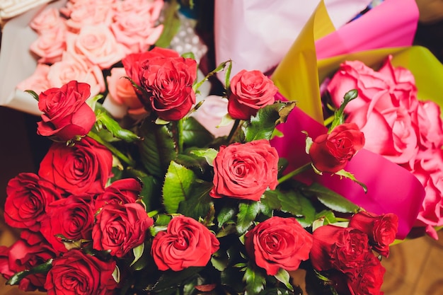 Een bloemboeket met veel verschillende bloemen