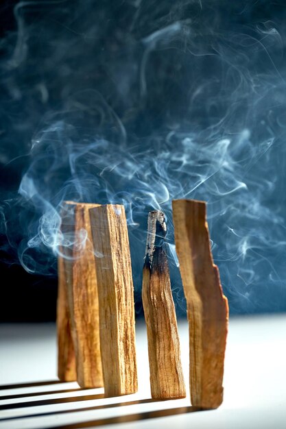 Foto een blok palo santo hout brandt aromatische rook voor meditatie en genezing