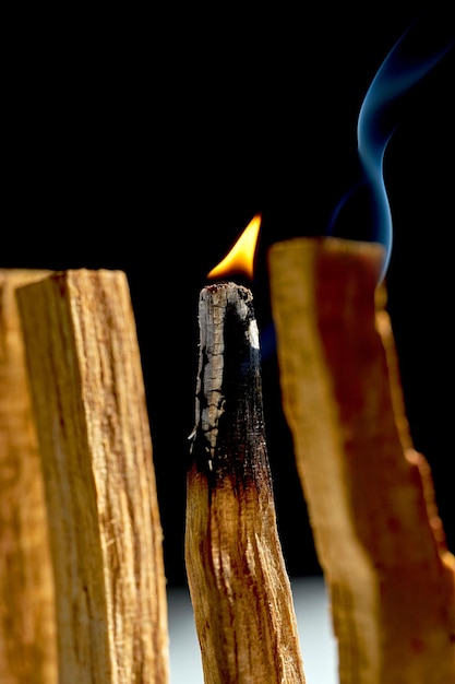 Foto een blok palo santo hout brandt aromatische rook voor meditatie en genezing