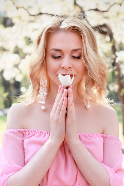 Een blond meisje in een roze jurk