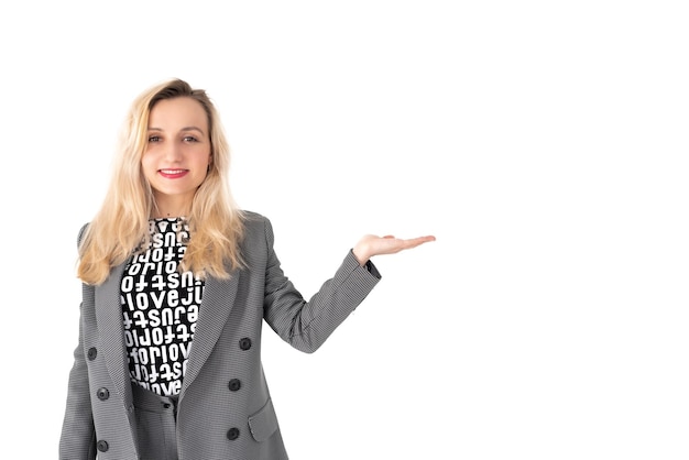 Een blonde vrouw met lang haar die een blazer draagt en tevreden naar de camera kijkt, gelukkig. Vrije ruimte voor uw tekst. Geïsoleerde witte achtergrond