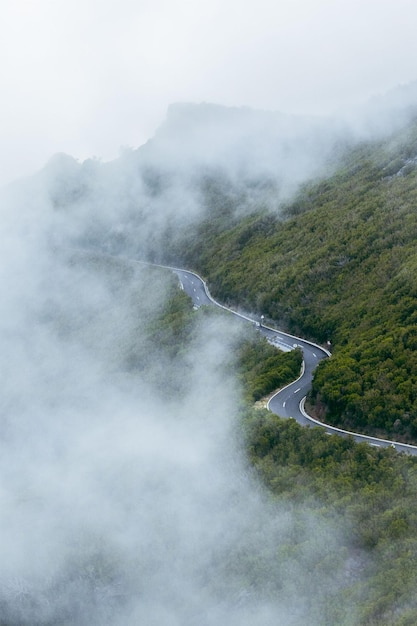 Foto een bochtige weg in de wolken