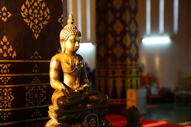 Een Boeddhabeeld in Thaise tempel