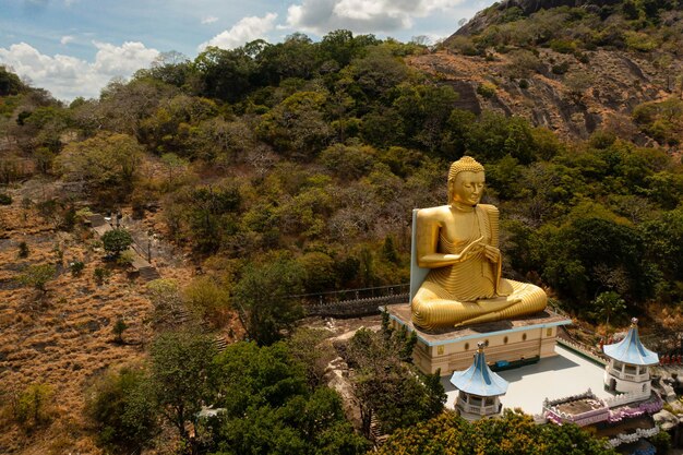 Foto een boeddhistische tempel met een boeddhabeeld sri lanka