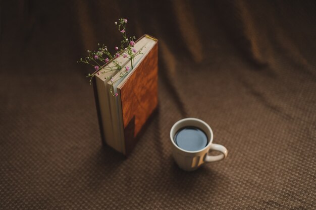 Een boek met bloemen en kopje koffie