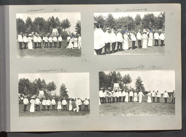 een boek met een foto van een groep mensen in het midden ervan