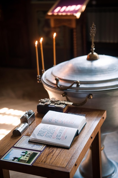 Foto een boek op een tafel met het woord gebed erop geschreven