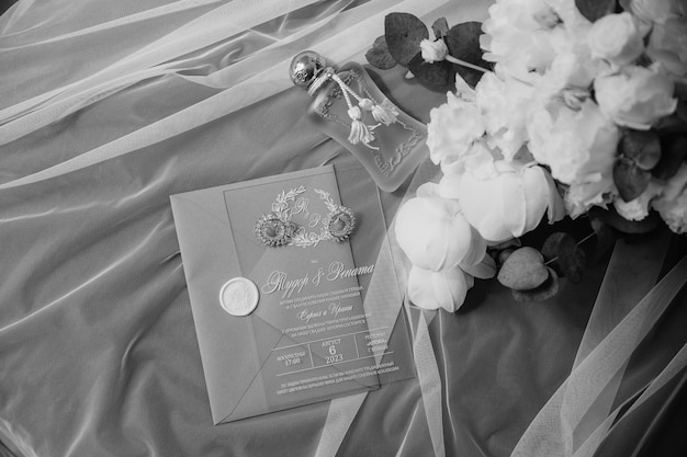 een boeket bloemen en een boek op een bed