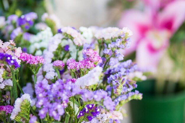 Een boeket bloemen in een groene pot