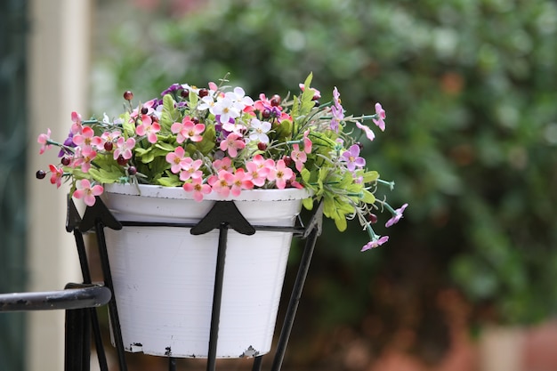 Een boeket bloemen in een witte pot