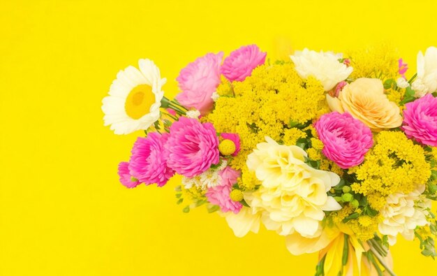 Foto een boeket bloemen met een gele achtergrond