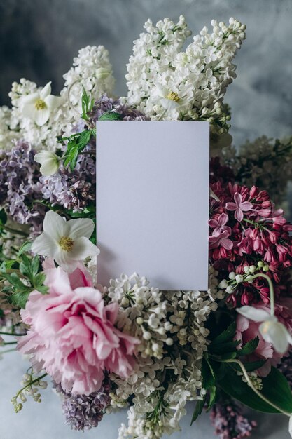 een boeket bloemen met een kaartje erop