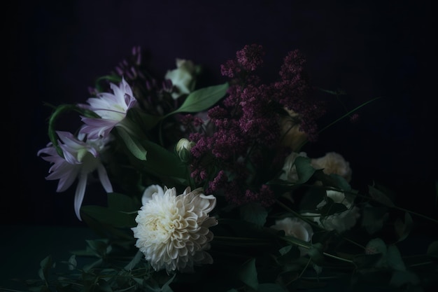 Een boeket bloemen met een paarse achtergrond en een witte bloem.
