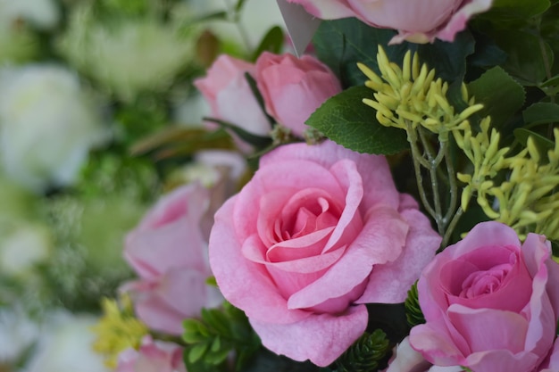 Een boeket bloemen met een roze roos