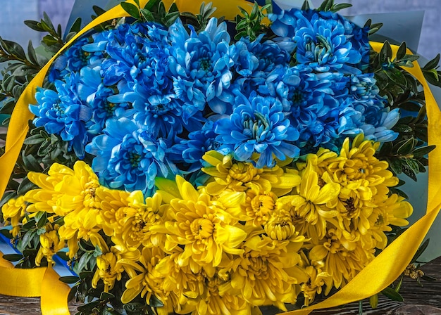 Een boeket bloemen met gele en blauwe bloemen