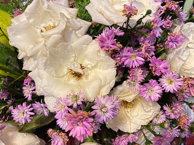 Een boeket bloemen met paarse bloemen erop