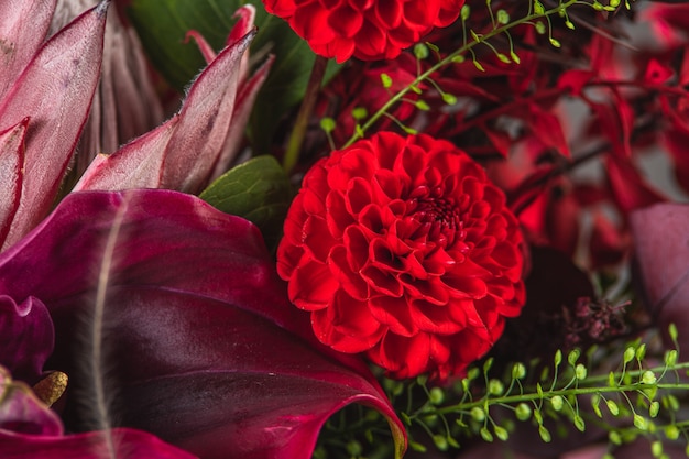 Een boeket bloemen voor het romantische vakantiecadeau aan het meisje.