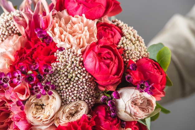 Een boeket bloemen voor het romantische vakantiecadeau aan het meisje.