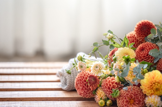 Een boeket gele en oranje chrysanten op een onscherpe achtergrond