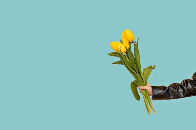 Een boeket gele tulpen in je hand