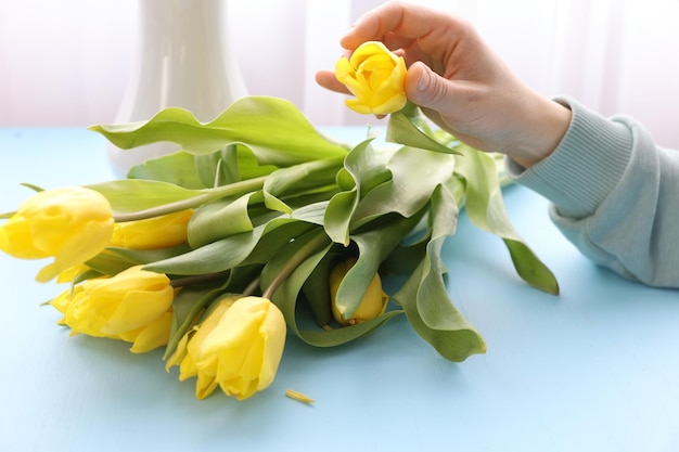 Een boeket gele tulpen maken