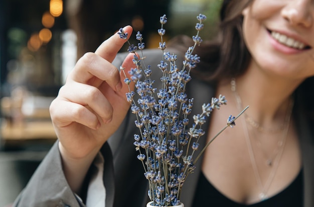 Een boeket lavendelbloemen in een café op een tafel op een onscherpe achtergrond