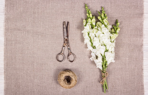 Een boeket maken. Witte bloemen en oude schaar