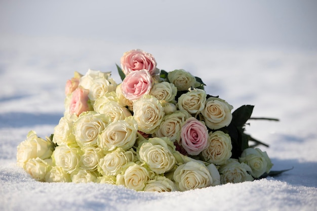 Een boeket mooie rozen ligt in de sneeuw