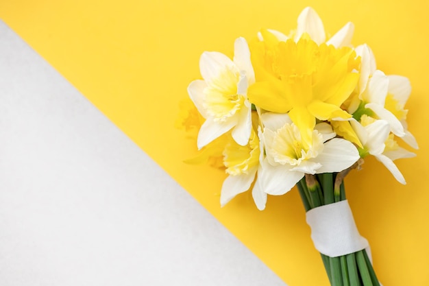 Een boeket narcissen op een gele achtergrond