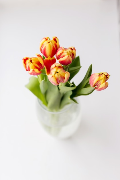 Een boeket oranje met gele tulpen voor Vrouwendag