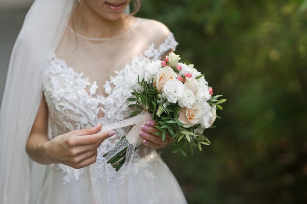 Een boeket prachtige bloemen in de handen van de bruid 3199