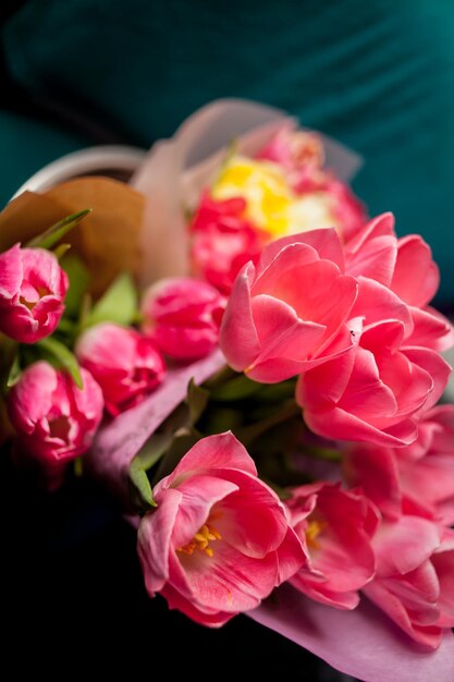 Een boeket roze tulpen roze tulpen op de witte en blauwe achtergrond