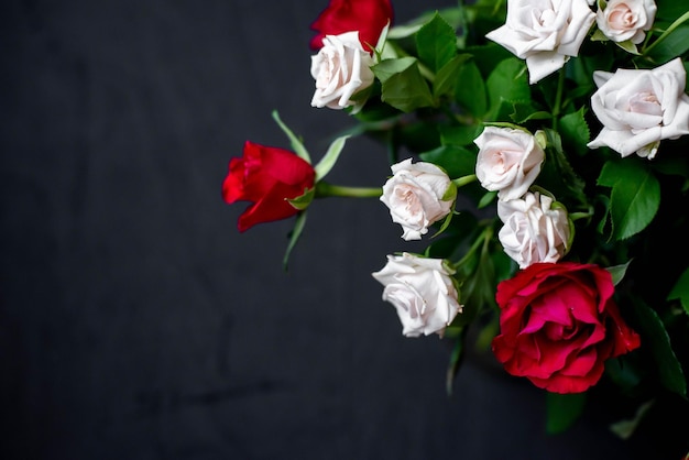 Een boeket rozen met een groene stengel en bladeren