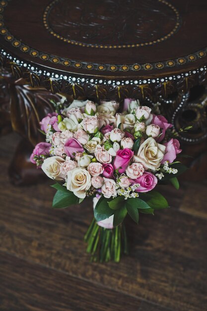 Foto een boeket rozen op tafel 5784