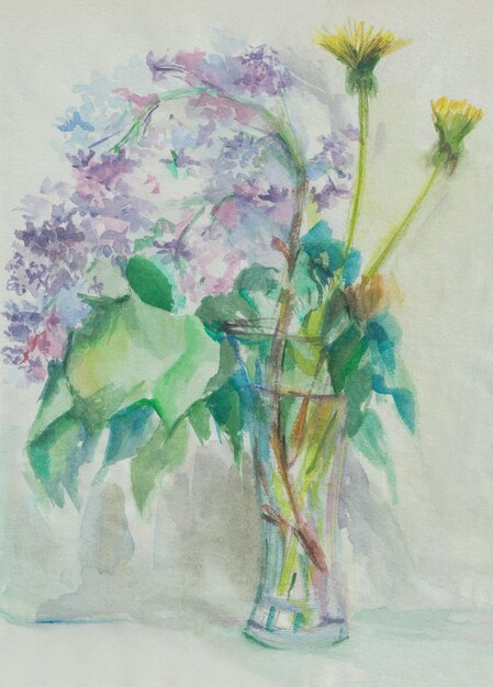 Een boeket seringen in een aquarelvaas. Een delicaat lenteboeket met paardebloemen.