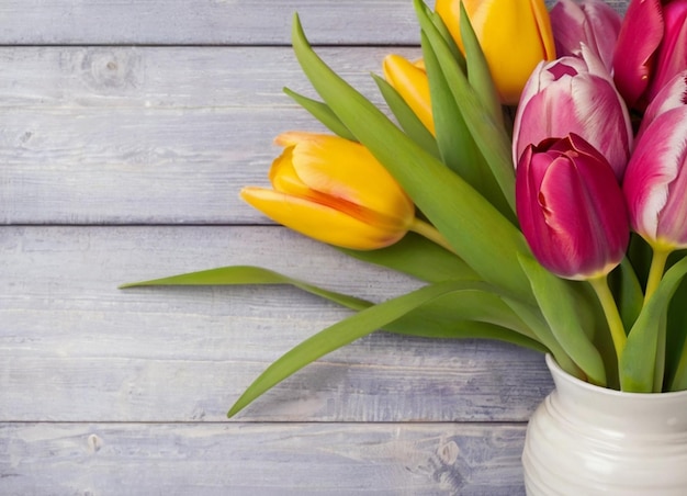 een boeket tulpen met een witte vaas met een paarse tulp erin