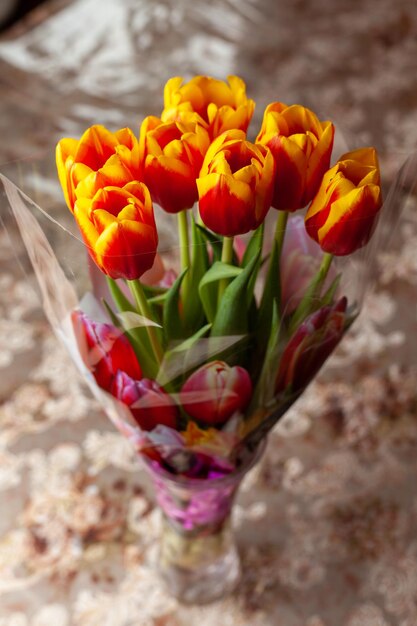 Een boeket tulpen met onderaan het woord tulpen
