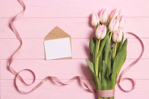 Een boeket tulpen op een houten achtergrond bovenaanzicht lente achtergrond